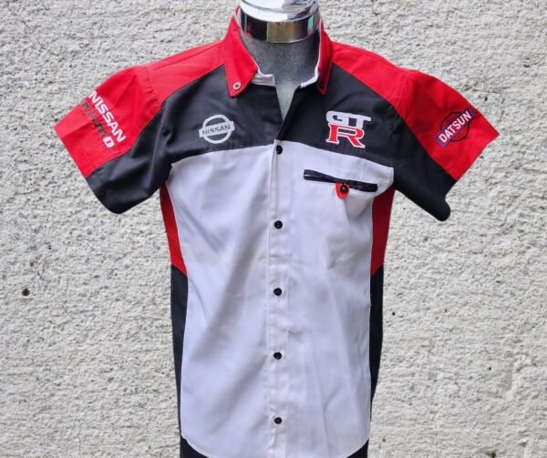 Camisola con bordado nissan